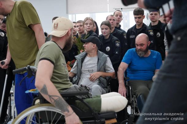 До Дня святого Миколая курсанти НАВС прикрасили святкову залу для бійців у центрі «Recovery»