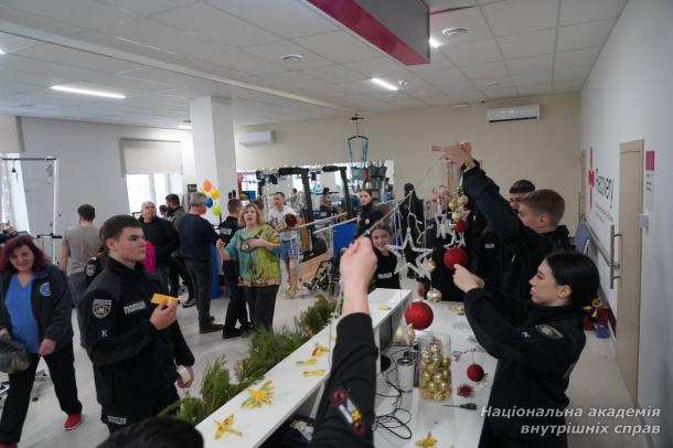 До Дня святого Миколая курсанти НАВС прикрасили святкову залу для бійців у центрі «Recovery»