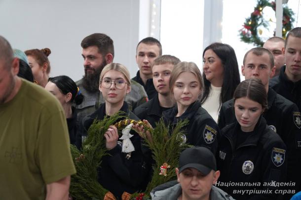 До Дня святого Миколая курсанти НАВС прикрасили святкову залу для бійців у центрі «Recovery»