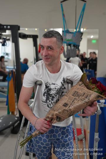 До Дня святого Миколая курсанти НАВС прикрасили святкову залу для бійців у центрі «Recovery»