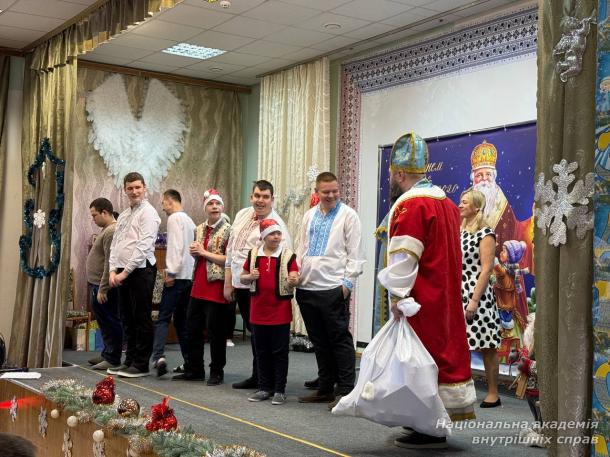 Курсанти ННІПД привітали вихованців Святошинського інтернату зі святом святого Миколая