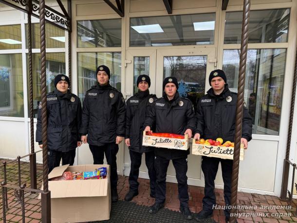 Курсанти ННІПД привітали вихованців Святошинського інтернату зі святом святого Миколая