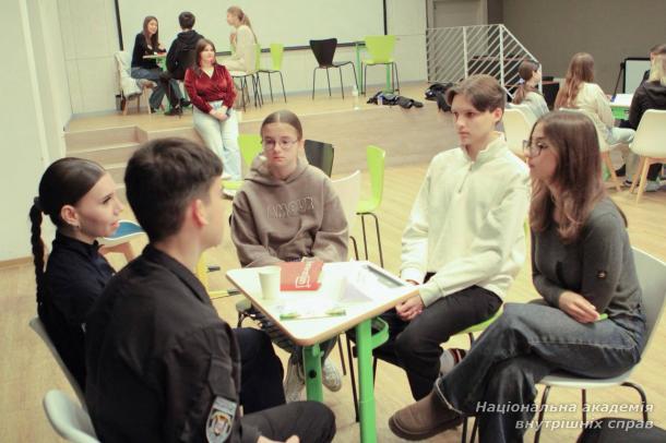 Учасники Парламенту курсантсько-студентського самоврядування НАВС провели профорієнтаційну роботу для підлітків у проєкті «Дженерейшн плюс»