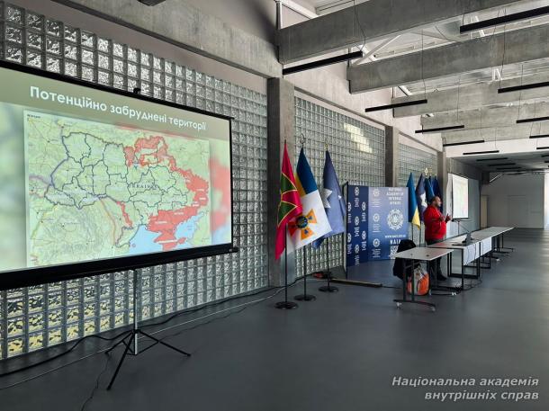 Безпека після війни: курсанти НАВС зустрілися з представниками фонду «Розмінування України»