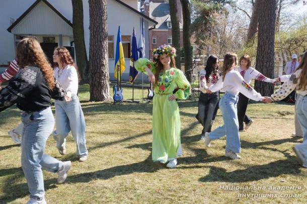 «Веснянки» в шпиталі: курсанти й ліцеїсти подарували концерт ветеранам