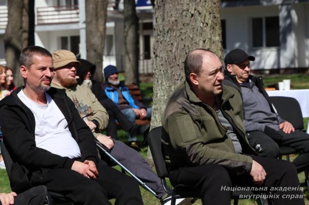 «Веснянки» в шпиталі: курсанти й ліцеїсти подарували концерт ветеранам