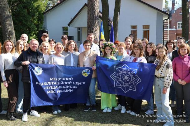 «Веснянки» в шпиталі: курсанти й ліцеїсти подарували концерт ветеранам