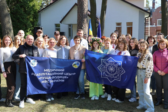 «Веснянки» в шпиталі: курсанти й ліцеїсти подарували концерт ветеранам