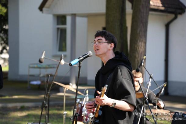 «Веснянки» в шпиталі: курсанти й ліцеїсти подарували концерт ветеранам