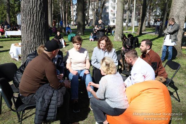 «Веснянки» в шпиталі: курсанти й ліцеїсти подарували концерт ветеранам