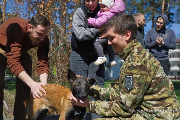 «Веснянки» в шпиталі: курсанти й ліцеїсти подарували концерт ветеранам