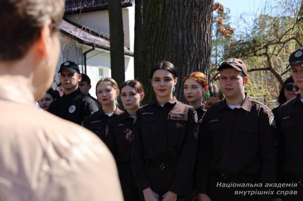 «Веснянки» в шпиталі: курсанти й ліцеїсти подарували концерт ветеранам