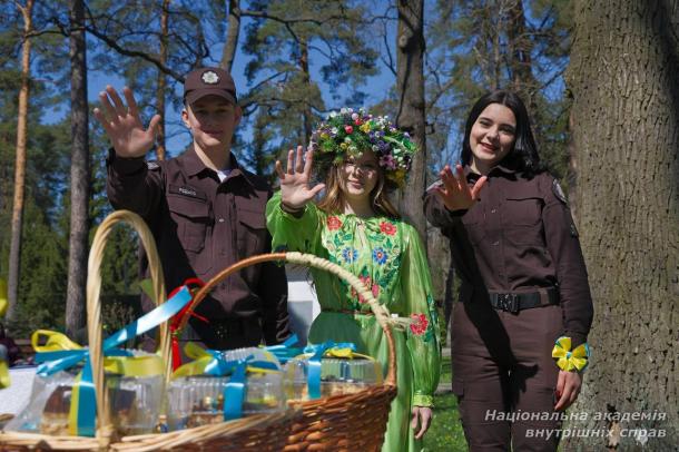 «Веснянки» в шпиталі: курсанти й ліцеїсти подарували концерт ветеранам