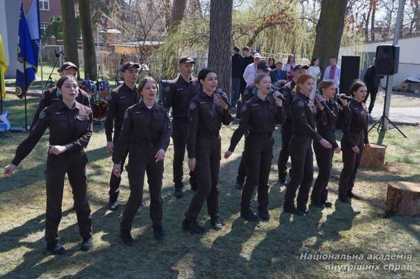 «Веснянки» в шпиталі: курсанти й ліцеїсти подарували концерт ветеранам