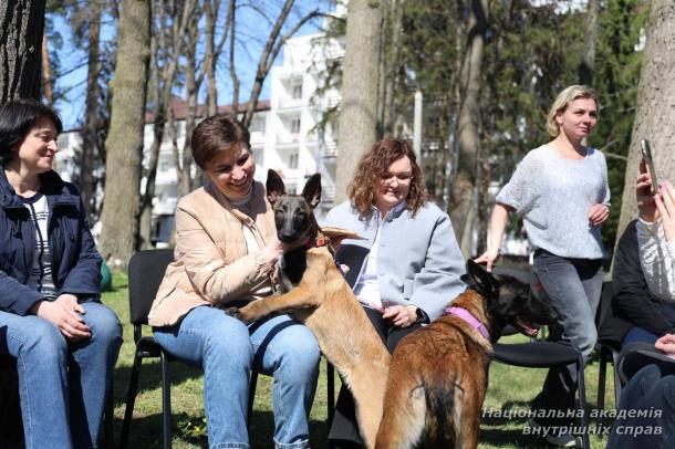 «Веснянки» в шпиталі: курсанти й ліцеїсти подарували концерт ветеранам