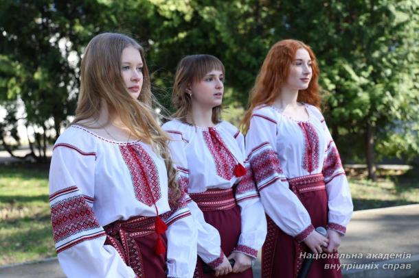 «Веснянки» в шпиталі: курсанти й ліцеїсти подарували концерт ветеранам