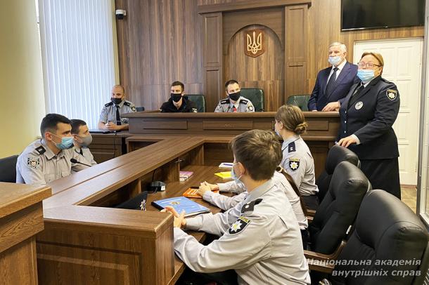 Бінарне практичне заняття професора Дмитра Письменного на навчально-тренувальному полігоні «Зала судових засідань»