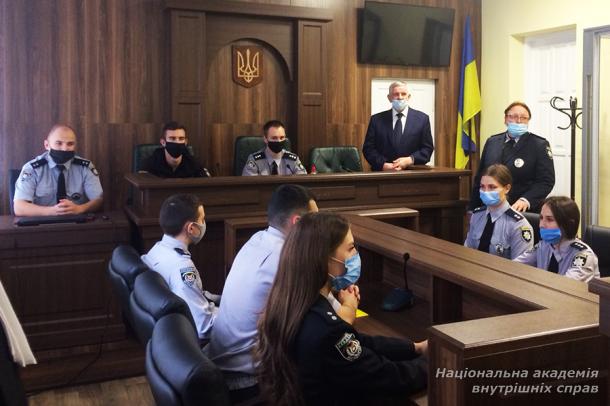 Бінарне практичне заняття професора Дмитра Письменного на навчально-тренувальному полігоні «Зала судових засідань»