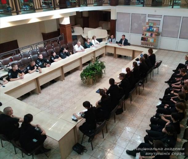 Зі знанням службового етикету до професійного успіху