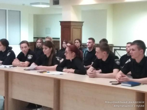 Зі знанням службового етикету до професійного успіху