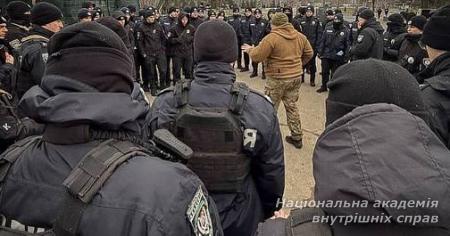 Практичний семінар з тактико-спеціальної підготовки: досвід бойового офіцера для майбутніх поліцейських Практичний семінар з тактико-спеціальної підготовки: досвід бойового офіцера для майбутніх поліцейських