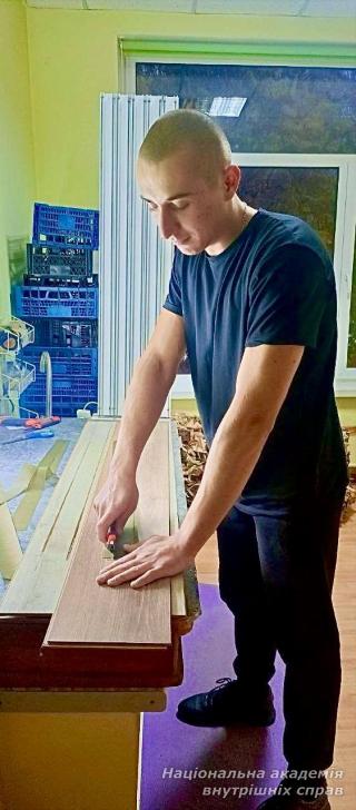 Курсанти НАВС долучаються до ініціативи плетіння маскувальних сіток для Збройних сил України