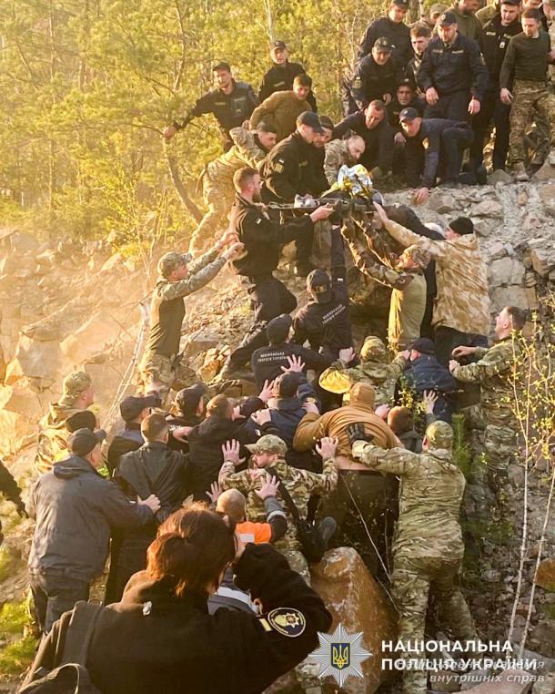 Курсанти НАВС долучилися до масштабних пошуків зниклого хлопчика на Рівненщині: дитину вдалося врятувати