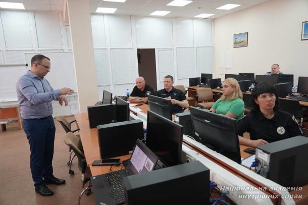 Експерт Консультативної місії ЄС провів семінар для працівників академії