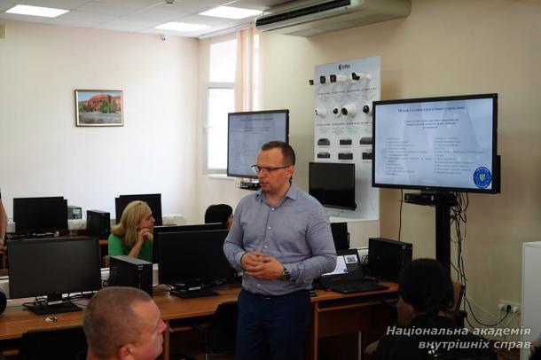 Експерт Консультативної місії ЄС провів семінар для працівників академії