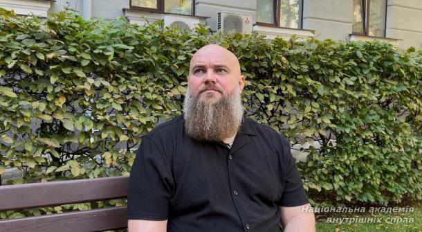 Ветеран війни навчає людей з інвалідністю керувати автомобілем у безбар’єрній автошколі НАВС