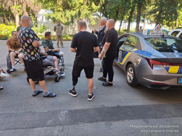 Ветеран війни навчає людей з інвалідністю керувати автомобілем у безбар’єрній автошколі НАВС