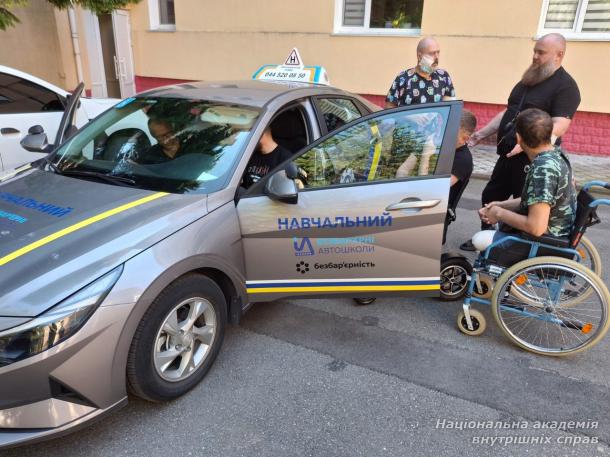 Ветеран війни навчає людей з інвалідністю керувати автомобілем у безбар’єрній автошколі НАВС