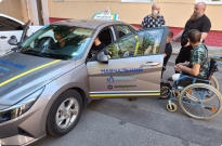 Ветеран війни навчає людей з інвалідністю керувати автомобілем у безбар’єрній автошколі НАВС (ВІДЕО) Фото