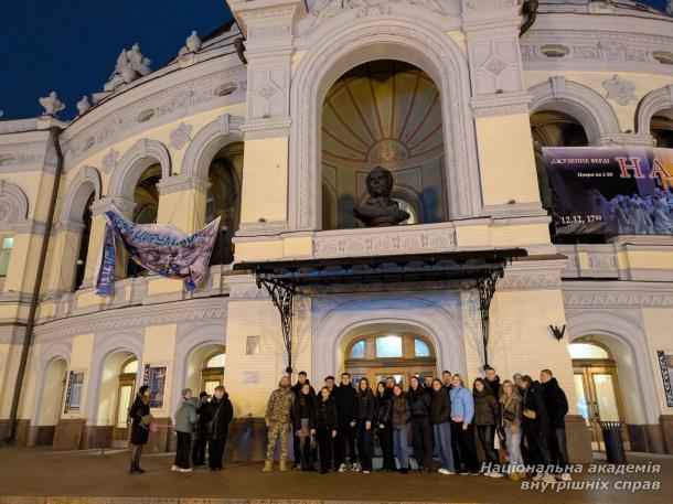 Курсанти й студенти НАВС долучилися до перегляду опери «Запорожець за Дунаєм» у Національній опері України