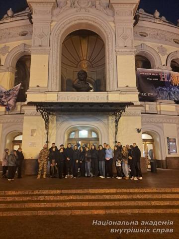 Курсанти й студенти НАВС долучилися до перегляду опери «Запорожець за Дунаєм» у Національній опері України