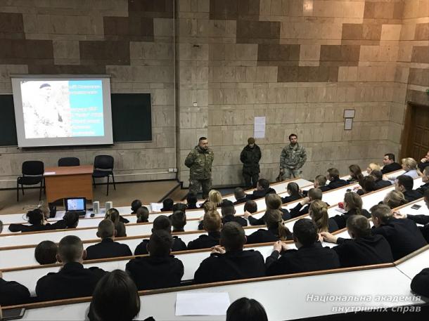 Герої-добровольці в гостях у особового складу ННІ №3