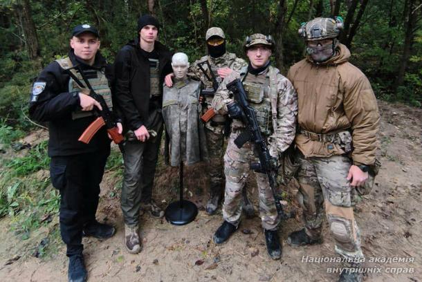 У траншеях — підготовка до реальних викликів: стрільба з бойової та страйкбольної зброї в тактико-спеціальній підготовці курсантів НАВС