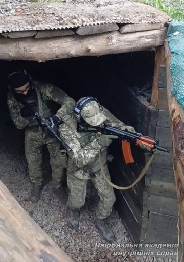 У траншеях — підготовка до реальних викликів: стрільба з бойової та страйкбольної зброї в тактико-спеціальній підготовці курсантів НАВС