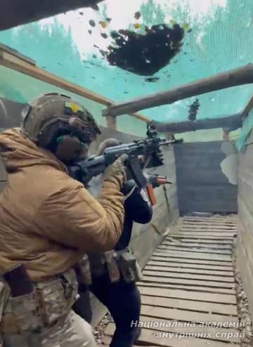 У траншеях — підготовка до реальних викликів: стрільба з бойової та страйкбольної зброї в тактико-спеціальній підготовці курсантів НАВС