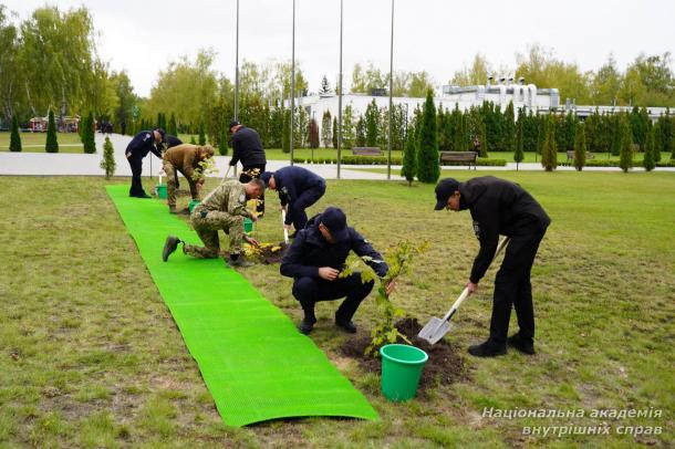 Алея пам’яті героїв у навчально-науковому інституті поліцейської діяльності НАВС