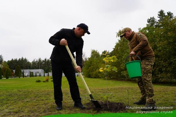 Алея пам’яті героїв у навчально-науковому інституті поліцейської діяльності НАВС