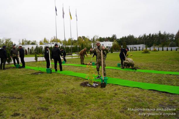 Алея пам’яті героїв у навчально-науковому інституті поліцейської діяльності НАВС
