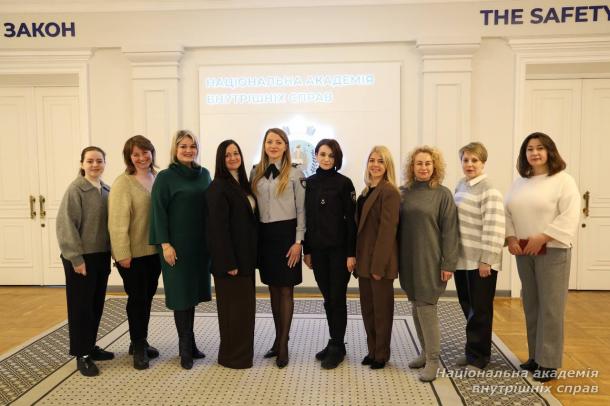 Наука, натхнення та жіночність: у НАВС відбувся фотофлешмоб «В об’єктиві науковиця»