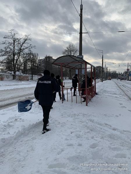 Курсанти ННІ № 2 НАВС допомагають рятувати місто від снігових заметів