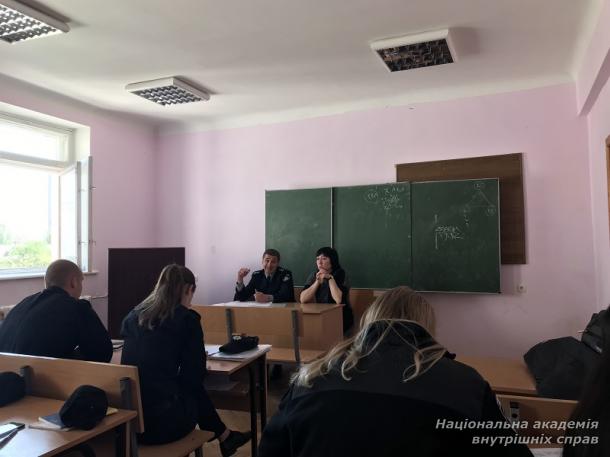 Теорія та практика поруч
