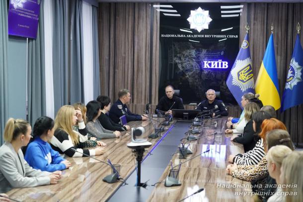 У НАВС відбувся перший випуск слухачів курсів підвищення кваліфікації операторів Служби 112