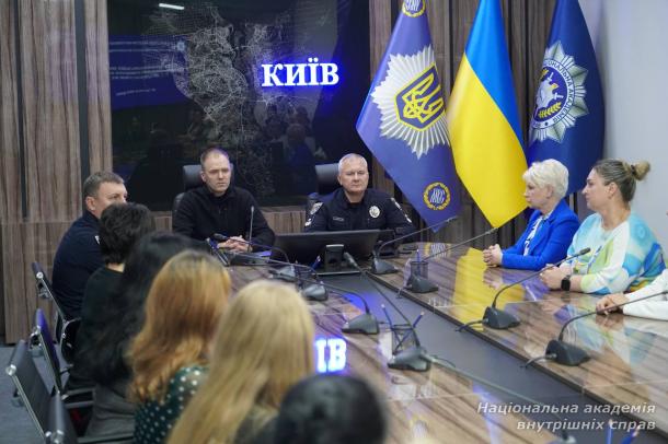У НАВС відбувся перший випуск слухачів курсів підвищення кваліфікації операторів Служби 112