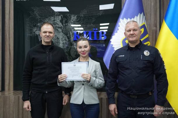 У НАВС відбувся перший випуск слухачів курсів підвищення кваліфікації операторів Служби 112