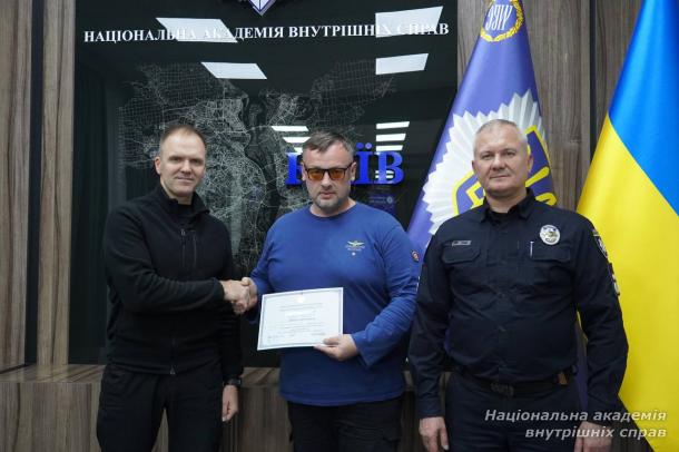 У НАВС відбувся перший випуск слухачів курсів підвищення кваліфікації операторів Служби 112