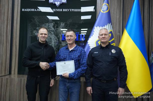 У НАВС відбувся перший випуск слухачів курсів підвищення кваліфікації операторів Служби 112